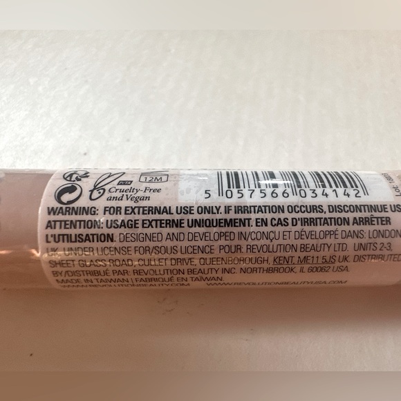 REVOLUTION Fast Base Concealer - Picture 3 of 5
